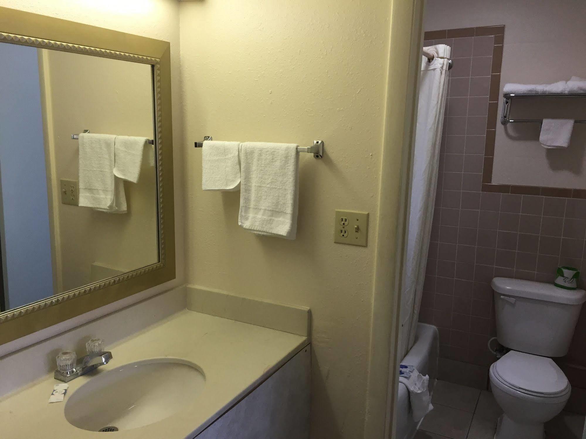 Economy Inn St. James Extérieur photo